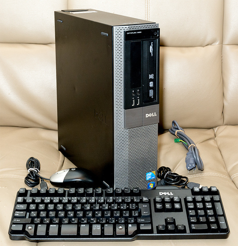 成約御礼！！  お値下げしました。！  デスクトップパソコン　Dell  OPTIPLEX 960   Core2Duo E8400(3.0Ghz)  メモリー4GB  HDD 320GB   電源コード、キーボード、マウス　セット
