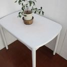 ペンキで塗った白いテーブル