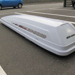 冬はスキー、夏はアウトドア用具を入れるのに便利なルーフボックスです
