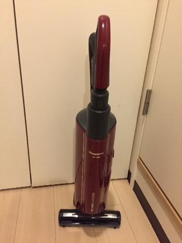 ワインレッドのパナソニック掃除機