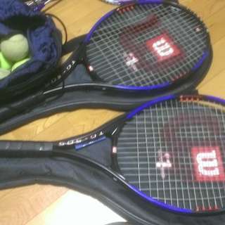 テニスラケット2本、テニスボール数個