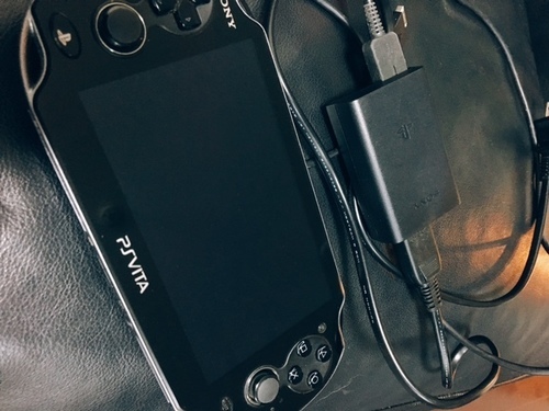 PSVITA　本体とメモリーカード64GB