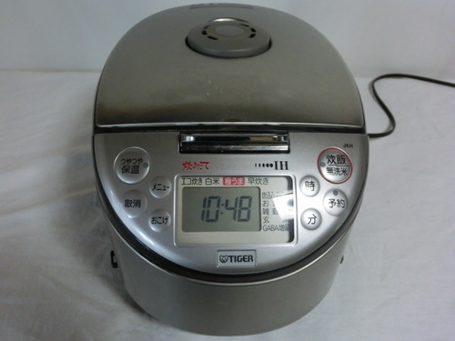 値下げしました。タイガーの１リットル炊きのIH炊飯器です。年式も２０１３年と比較的に新しいです。白米で５.５合まで炊けます。