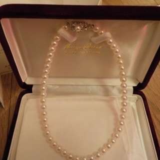 真珠のネックレスと指輪
