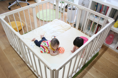 《値下げ》木製ベビーサークル（ホワイト）組み立て