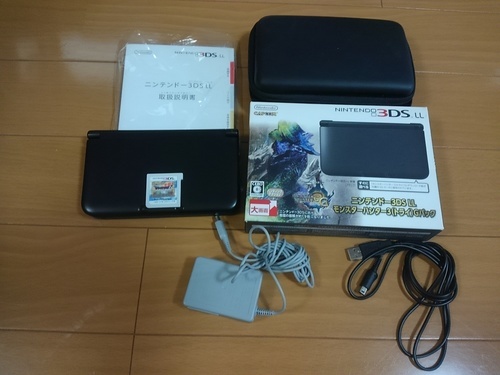 【美品】3DS　LL本体　充電アダプタ、USBケーブル、本体カバー、ソフト（ドラクエ7）付