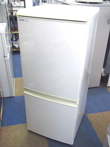 シャープ 137L 冷蔵庫 SJ-T14R-W 09年製 不用品あれば買取も行います！