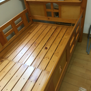 小さい棚付きの木製ベッド