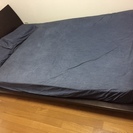 東京インテリアで購入した、セミダブルのシンプルなベッドとマットレス。