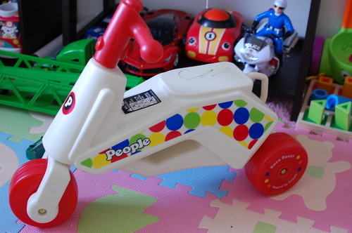子供向けの乗り物、車、楽器