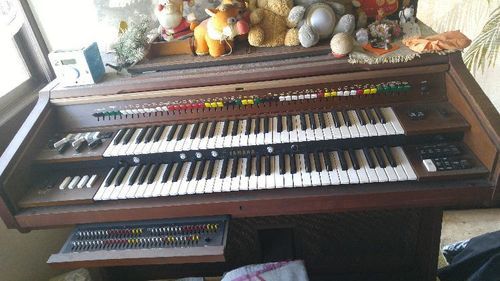 40年前に父親に2年間、交渉し「新品購入」しました。ヤマハエレクトーンE -20です。大切に使用してきたので､今でも全て正常に作動します。値段は交渉に応じますので､とにかく連絡してください。学校や教会、福祉施設などにむいていると思います。