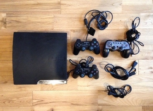 PS3とコントローラー3つ