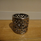 北欧の金属のような陶器のキャンドルホルダーカップ