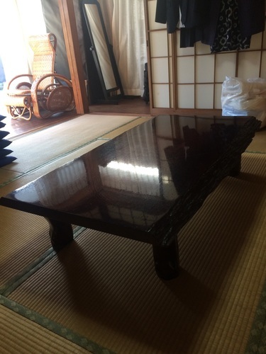 重厚なテーブル。