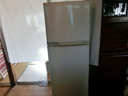 シャープの２ドアーの冷蔵庫です。２００８年製品ですが、機能や使用には全く問題はありません。２２５リットルです。