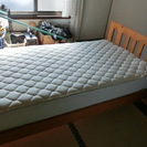 シングルベッドです。マットレスもついています。組立式の木製のベッ...