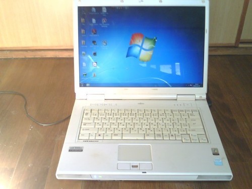 ノートパソコン　FUJITSU FMV-NF40T 8８００円