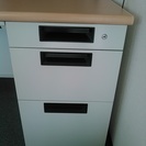 事務デスクと椅子のセットです（2組）、新品同様で使用感やキズは一切有りません。