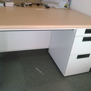 事務デスクと椅子のセットです（2組）、新品同様で使用感やキズは一切有りません。