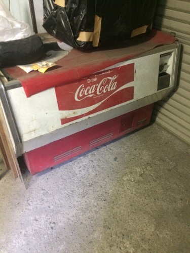 昔の駄菓子屋さんに置いてあったコカコーラの冷蔵庫。