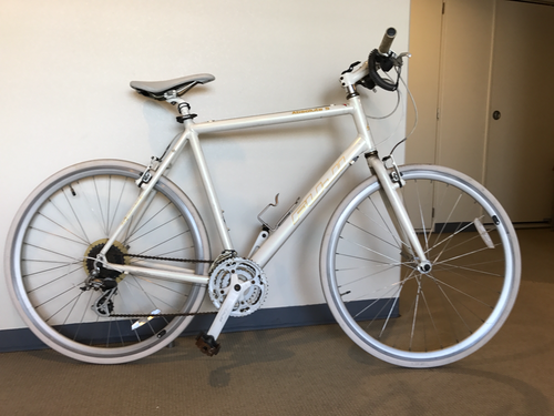 白色 自転車 FUJI アブソリュート XL(23\