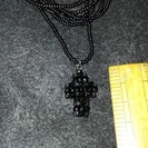 黒い十字架のビーズの６連ネックレス