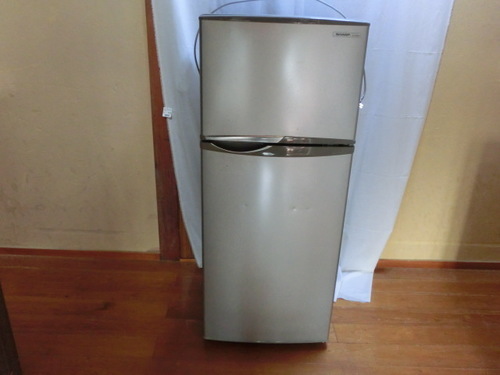 シャープの冷蔵庫です。２０１２年製の２ドアーです。１１８Lのコンパクト冷蔵庫です。