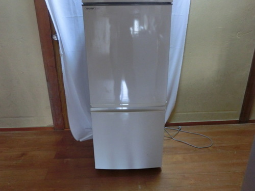 シャープの冷蔵庫・２００８年製でも問題なく使えます。下が冷凍庫の評判の形です。１３７リットル容量冷蔵庫です。