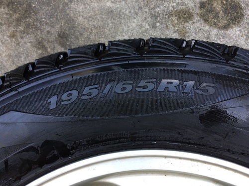 スタッドレスタイヤ　195/65 R15 アルミホイル付き　4本セット　VOXYで使用していました。