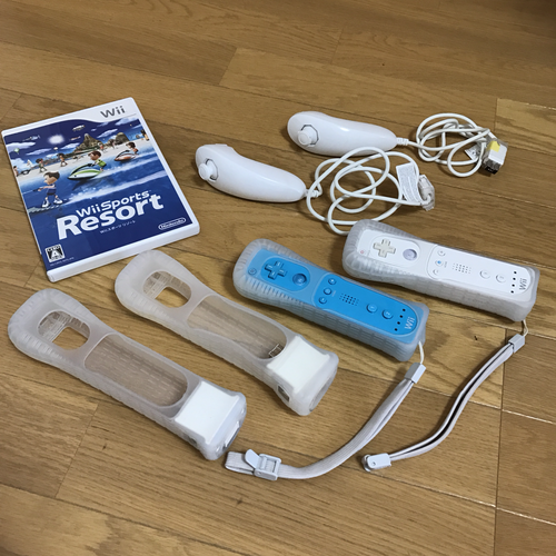 【新品同様】Wii スポーツリゾート+(リモコン,モーション,ヌンチャク)×2