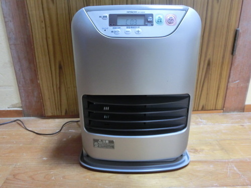 寒くなってから役にたつ、石油ファンヒーターです。HITACHIのOVF-H323X型で、４.５畳～８畳まで対応出来ます。