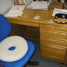 木製の丈夫な机とイス（備品は付きません机だけです）