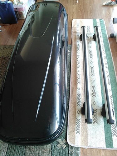 ルーフボックス（THULE)とアルミエアロバーのセットです。