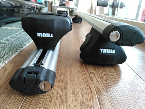 ルーフボックス（THULE)とアルミエアロバーのセットです。