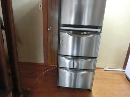 三菱の５ドアーの大型・冷凍・冷蔵庫です。401ℓの容量が入ります。２００５年製ですがキチンと使用できます。