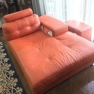 鮮やかなオレンジ色の寝転び型ソファーでスツール付きです。