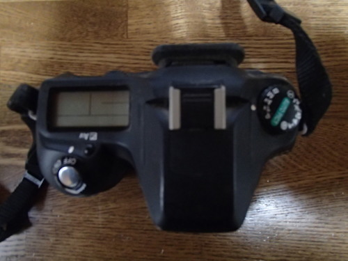PENTAX　istDS （デジタル一眼レフ）と TAMRONのレンズ28-300mm と 17-35mm の　２本