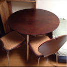 木製丸テーブルと椅子2脚