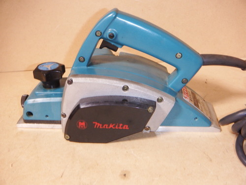 ☆\tマキタ Makita 1900B 82mm 替刃式電気カンナ