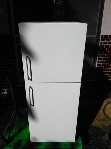 冷蔵庫　2枚ドア　１３７L　2006年　幅48　奥行57　高さ121