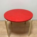 子供用の木製 赤い丸机