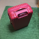 赤のスーツケース。