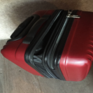 【お話中】赤いスーツケース
