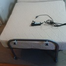 電動式ベッド（半分に折りたたみ可能・テーブル付）