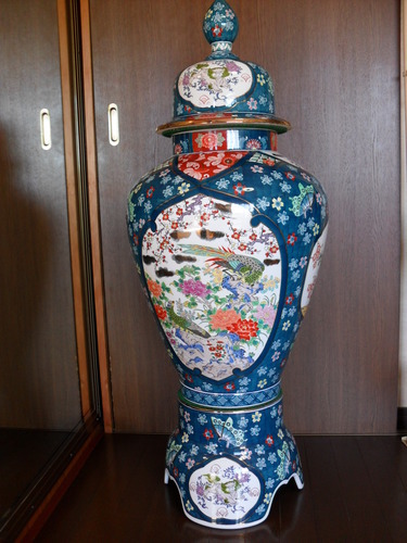 飾壺　高さ約１１５ｃｍ