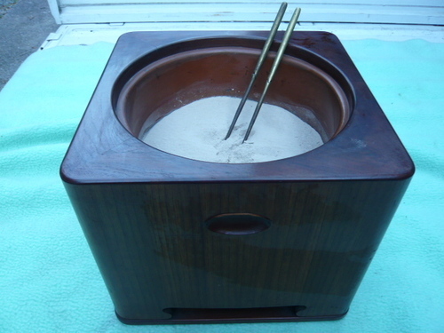 手あぶり用火鉢（木製）