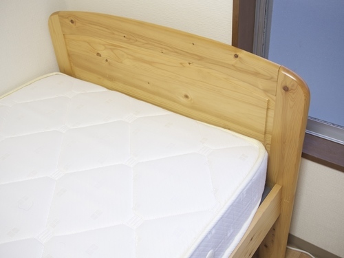 【値下げしました】木製シングルベッド+マットレス