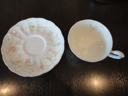 Narumi Bone Chinaティーカップソーサー付き１客花柄薄ピンクきれいナルミボーンチャイナ 中村 長崎の食器 コーヒー ティー の中古あげます 譲ります ジモティーで不用品の処分