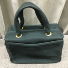 緑のBOXタイプのバッグ