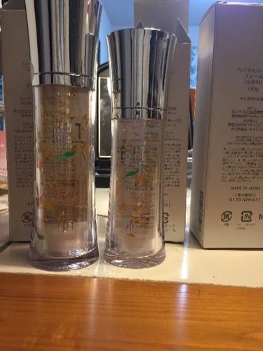 金箔の入った化粧品てす